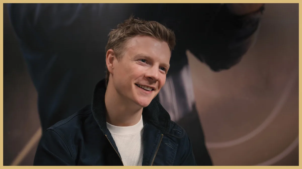 Patrick Gibson em mídia oficial de sessão de elenco de 007 First Light